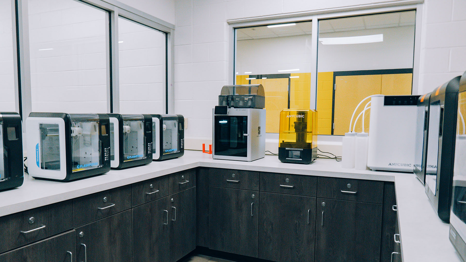 A small room with 3D printers.